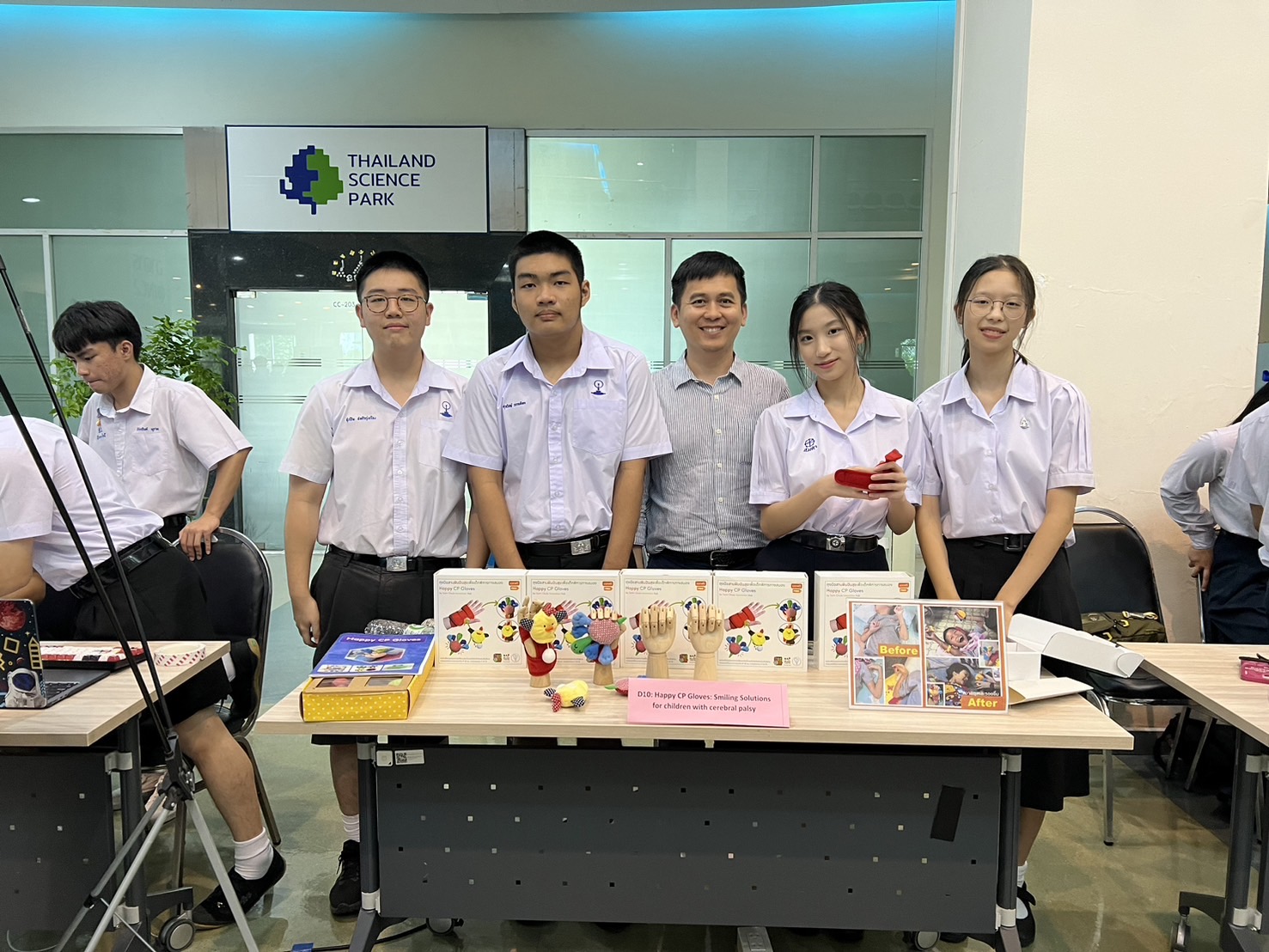 Happy CP Gloves by Satit Chula Demonstration Students Win First Prize in Student Innovation Contest for People with Disabilities and the Elderly 