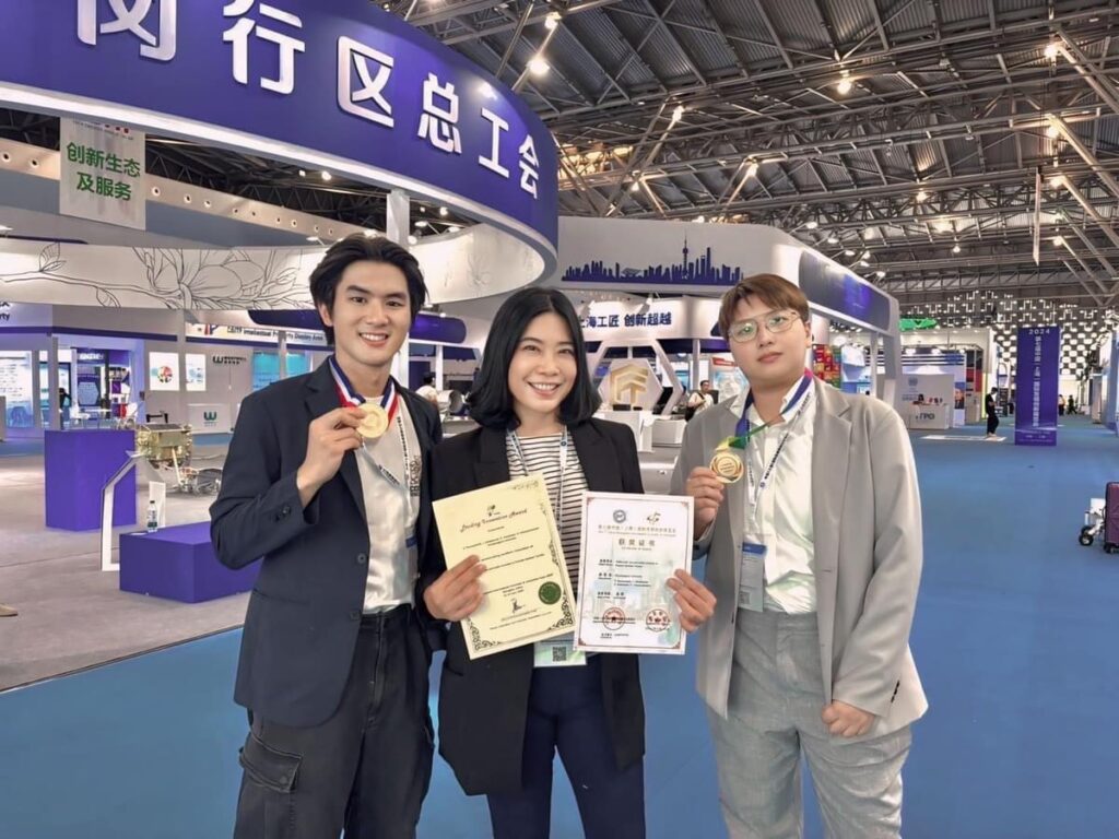 Assistant Professor Dr. Soamshine Boonyananta from the Faculty of Education (center), Mr. Suchart Imsamran from Division of Art Education, Faculty of Education, Chulalongkorn University (left), and Ms. Natcha Charoenchanakit, a master's degree student from the Faculty of Education (right). 