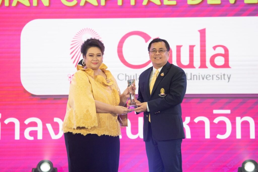 Ms. Supamas Isarabhakdi, Minister of Higher Education, Science, Research and Innovation (right) and 
Prof. Dr. Wilert Puriwat, Acting President of Chulalongkorn University (left)