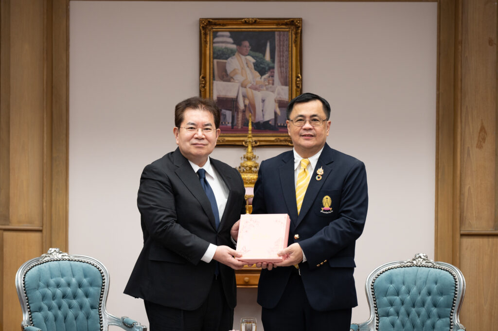 Prof. Dr. Wilert Puriwat, Acting President of Chulalongkorn University (right) and 
Dr. Hiroyuki Yano, Vice President of National Institute of Information and Communications Technology (NICT), Japan (left)