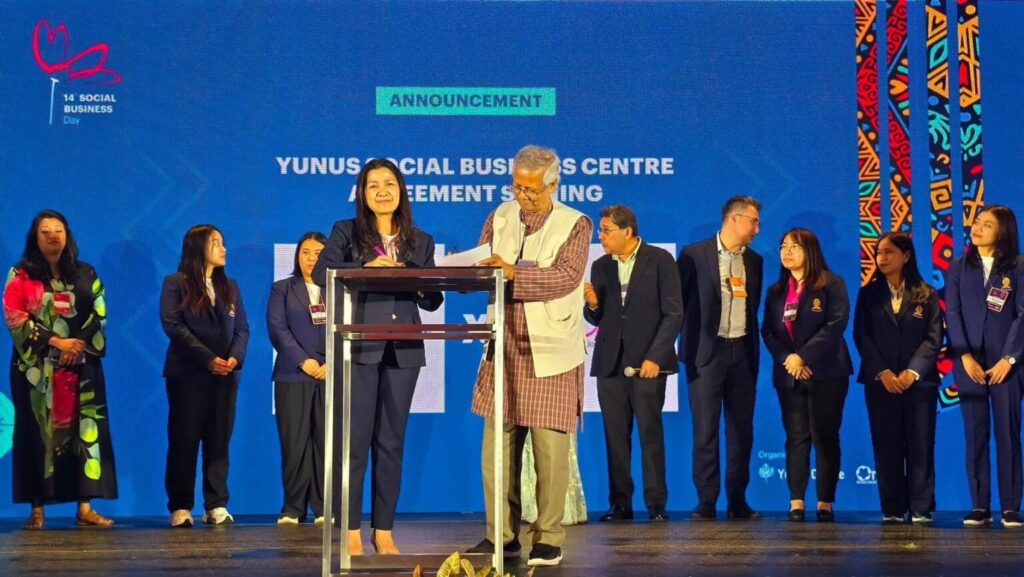 Assoc. Prof. Dr. Unruan Leknoi, Director of Social Research Institute, Chulalongkorn University (left)
and Prof. Muhammad Yunus, Founder of Yunus Centre. (right)