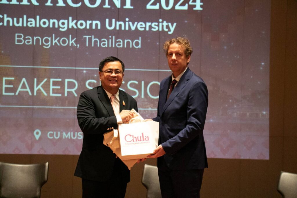 Prof. Dr. Wilert Puriwat, Acting President, Chulalongkorn University (left) and 
H.E. Mr. Igor Driesmans, European Union Ambassador to Cambodia and 
EU Special Envoy for Myanmar (right)