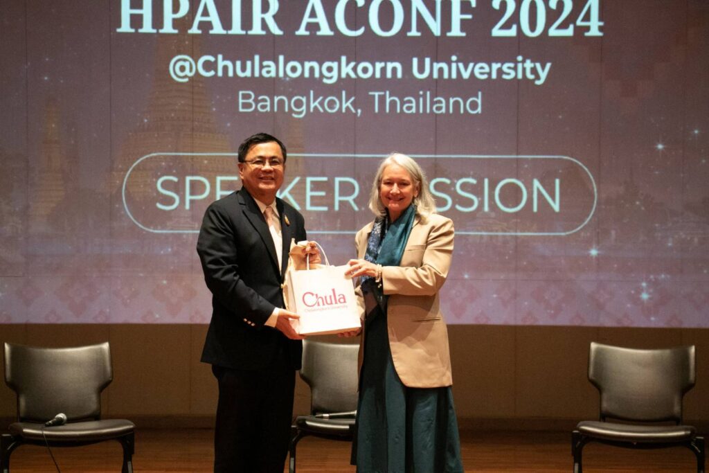 Prof. Dr. Wilert Puriwat, Acting President, Chulalongkorn University (left) and Ms. Tammi Sharpe, 
United Nations High Commissioner for Refugees (UNHCR) Representative in Thailand (right)