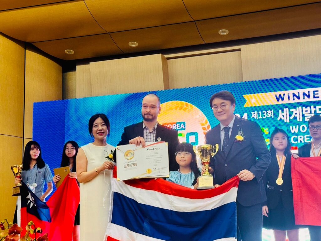 “Pinto Scent: a customizable multi-scented inhaler,” developed by Miss Avika Khlaisang and Mr. Jeerasak Jitrojanarak, Advisor (middle) won the Grand Prize and Gold Medal.  