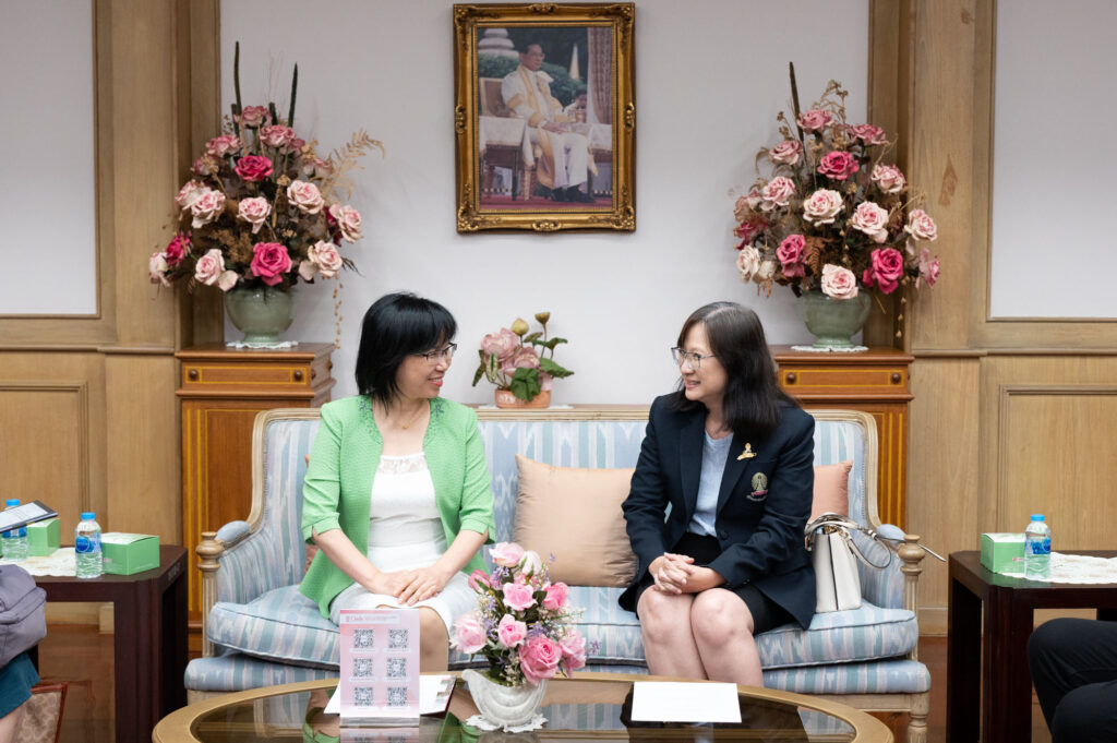 Prof. Dr. Yujuan Cao, Director, Guangxi Academy of Social Sciences (left) and 
 Assoc. Prof. Dr. Pannee Chiwinsiriwat, Acting Assistant to the President for Research Affairs, Chulalongkorn University (right)