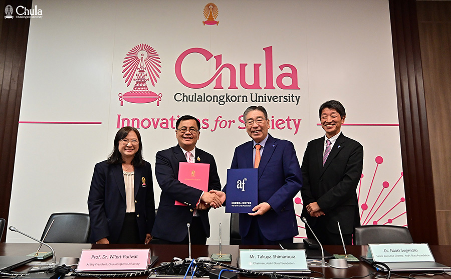 Assoc. Prof. Dr. Pannee Cheewinsiriwat, Acting Assistant to the President for Research Affairs, Chulalongkorn University (far left), Prof. Dr. Wilert Puriwat, President of Chulalongkorn University (2nd from the left), Mr. Takuya Shimamura, President, Asahi Glass Foundation Japan (3rd from left) and 
Naoki Sujimoto, Senior Executive Director, Asahi Glass Foundation (far right)