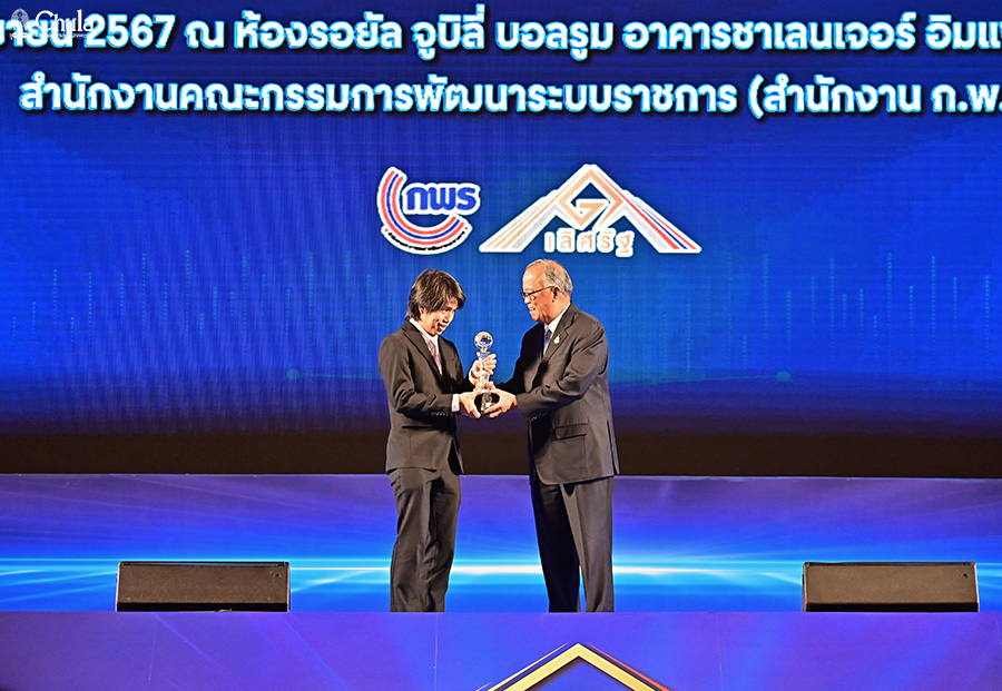 Acting President of Chulalongkorn University Congratulates Two Professors for Winning Two Government Excellence Awards in 2024