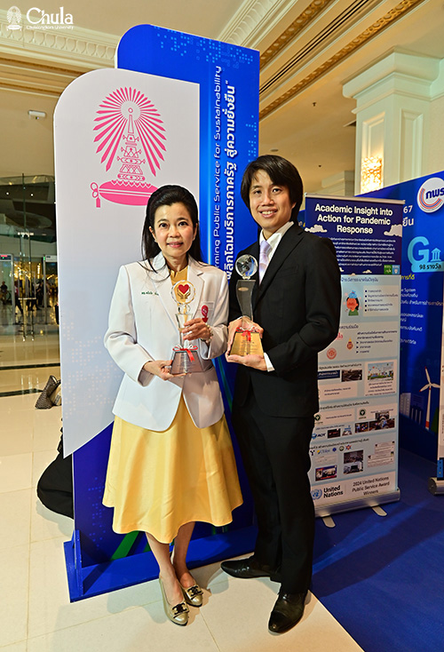  Assoc. Prof. Dr. Kanaungnit Kingpetch, Department of Radiology, Faculty of Medicine, Chulalongkorn University (left) and Dr. Jatuwat Sangsanont, Department of Environmental Science, Faculty of Science, Chulalongkorn University (right)