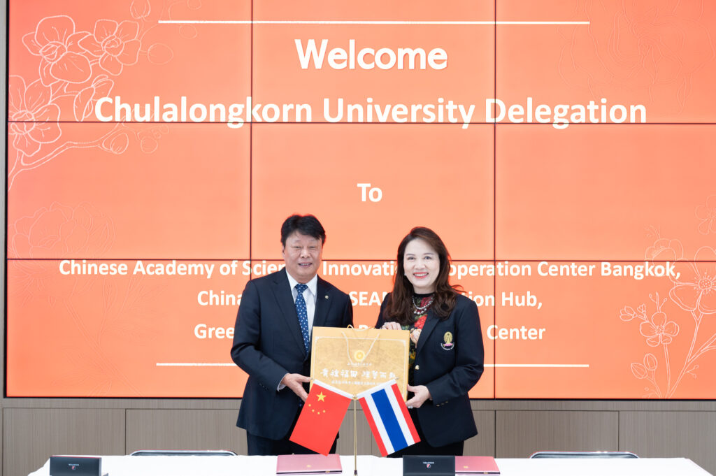 Dr. Jiang Biao, Director of CAS-ICCB (left) and Prof. Dr. Pornanong Aramwit, Acting Vice President for Research and Innovation, and Acting Dean, Faculty of Pharmaceutical Sciences, Chulalongkorn University (right)