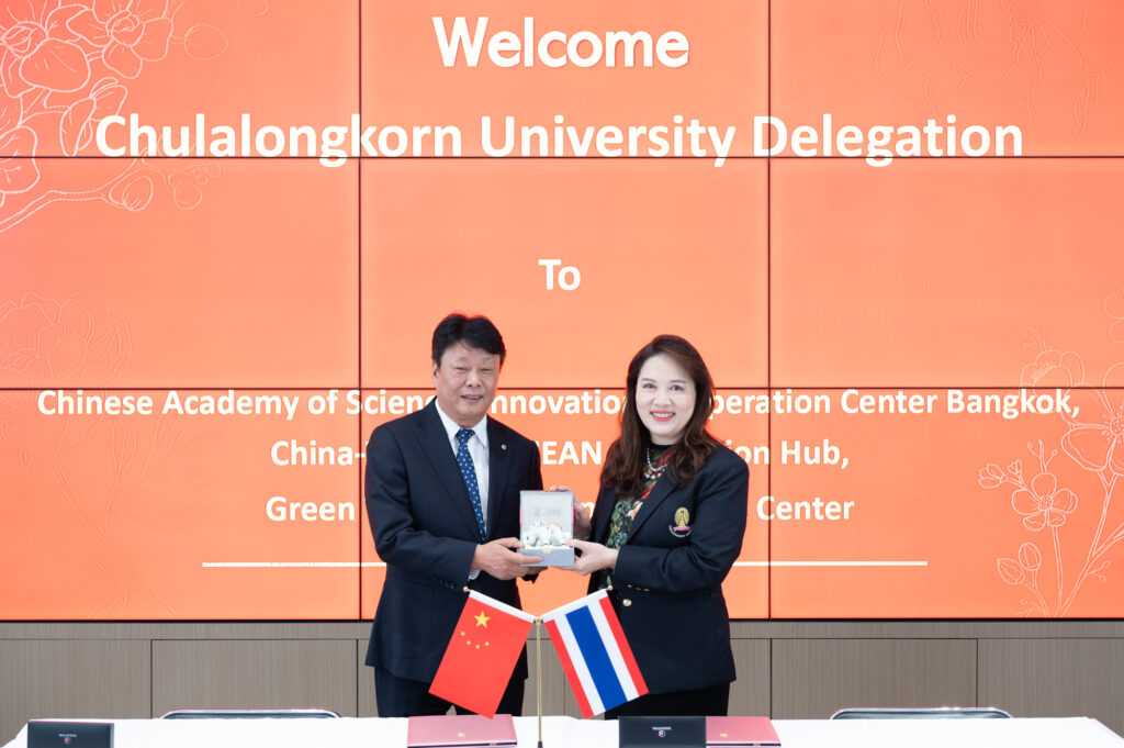 Dr. Jiang Biao, Director of CAS-ICCB (left) and 
Prof. Dr. Pornanong Aramwit, Acting Vice President for Research and Innovation, 
and Acting Dean, Faculty of Pharmaceutical Sciences, Chulalongkorn University (right)