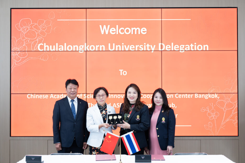 Dr. Jiang Biao, Director of CAS-ICCB (left) and Prof. Dr. Pornanong Aramwit, Acting Vice President for Research and Innovation, and Acting Dean, Faculty of Pharmaceutical Sciences, Chulalongkorn University (right)