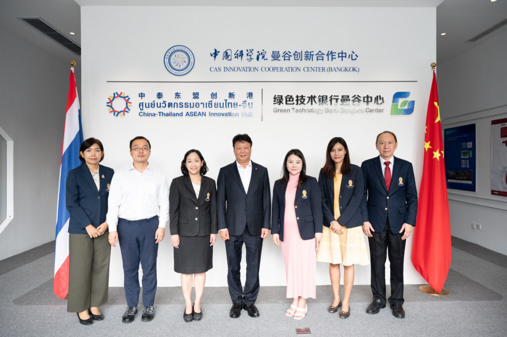 Dr. Jiang Biao, Director of CAS-ICCB (left) and Prof. Dr. Pornanong Aramwit, Acting Vice President for Research and Innovation, and Acting Dean, Faculty of Pharmaceutical Sciences, Chulalongkorn University (right)