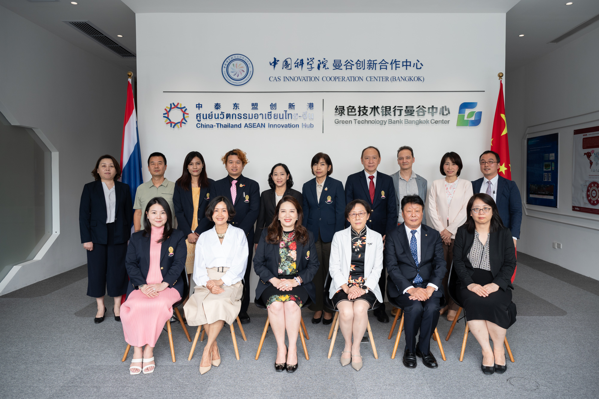 Dr. Jiang Biao, Director of CAS-ICCB (left) and 
Prof. Dr. Pornanong Aramwit, Acting Vice President for Research and Innovation, 
and Acting Dean, Faculty of Pharmaceutical Sciences, Chulalongkorn University (right)