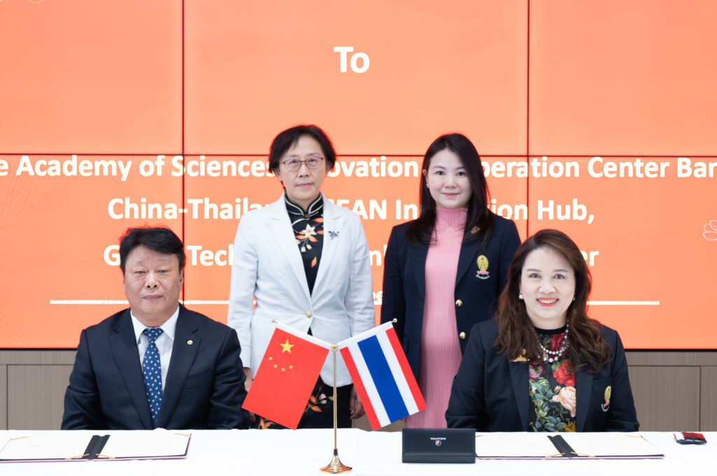 Dr. Jiang Biao, Director of CAS-ICCB (left) and Prof. Dr. Pornanong Aramwit, Acting Vice President for Research and Innovation, and Acting Dean, Faculty of Pharmaceutical Sciences, Chulalongkorn University (right)