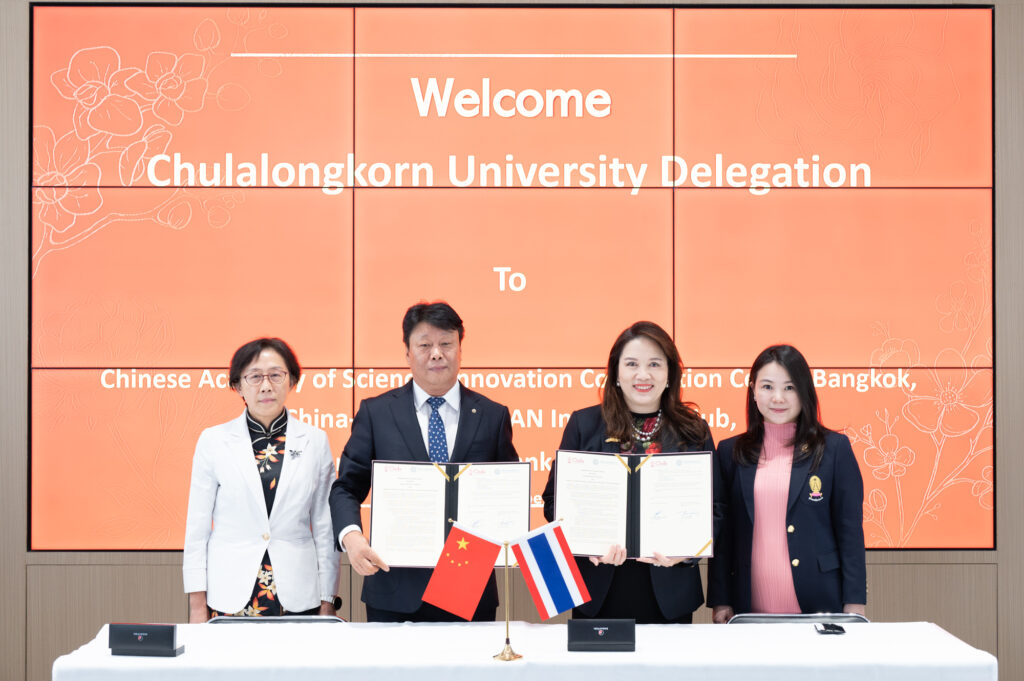 Dr. Jiang Biao, Director of CAS-ICCB (left) and Prof. Dr. Pornanong Aramwit, Acting Vice President for Research and Innovation, and Acting Dean, Faculty of Pharmaceutical Sciences, Chulalongkorn University (right)