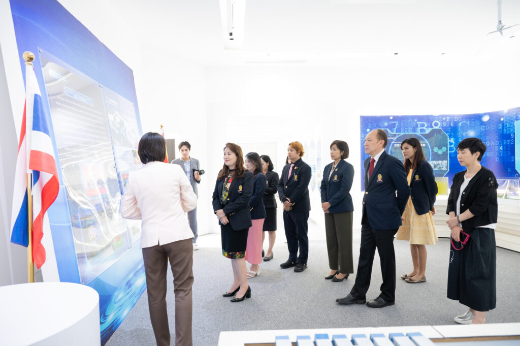 Dr. Jiang Biao, Director of CAS-ICCB (left) and Prof. Dr. Pornanong Aramwit, Acting Vice President for Research and Innovation, and Acting Dean, Faculty of Pharmaceutical Sciences, Chulalongkorn University (right)