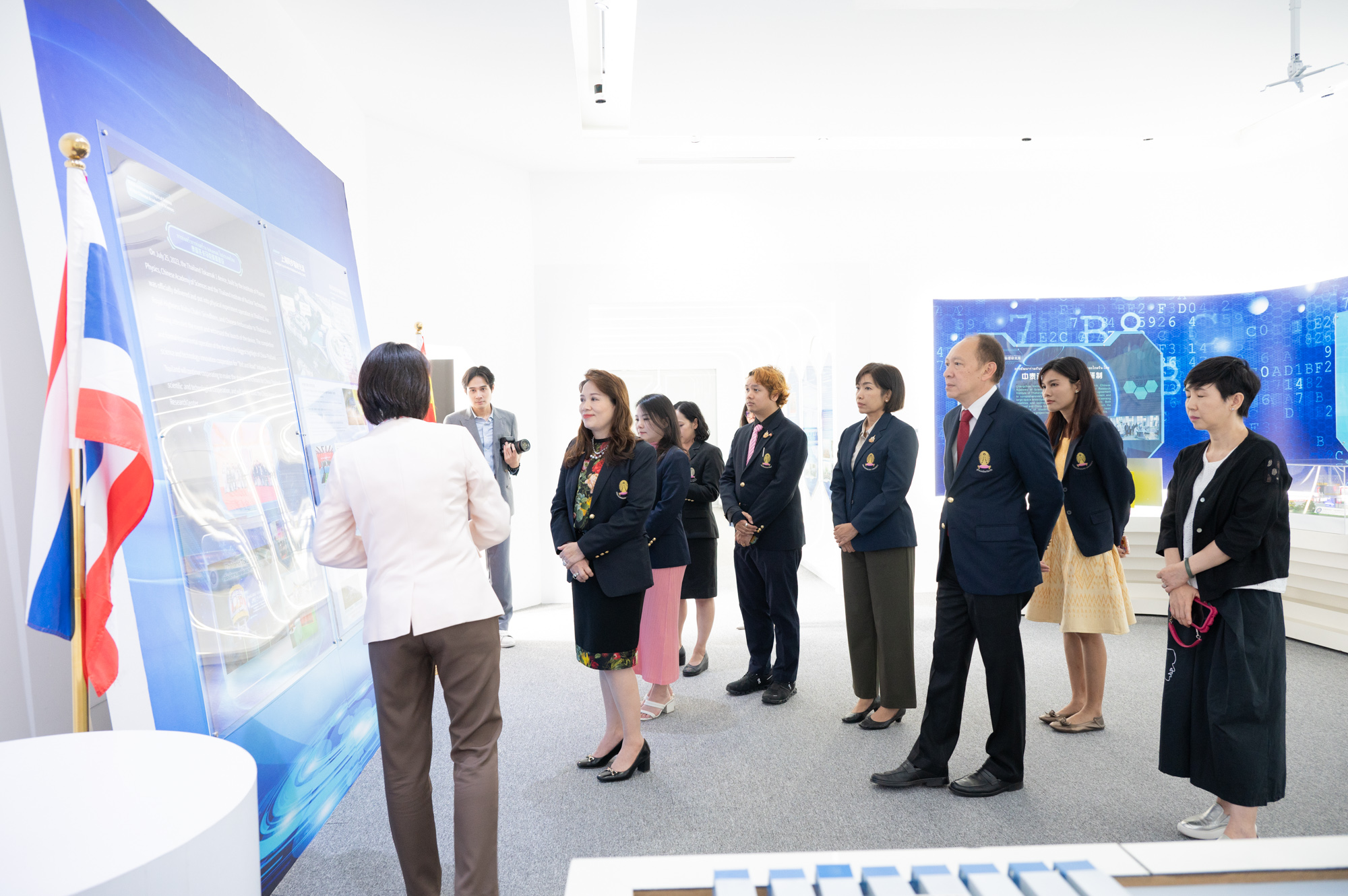 Dr. Jiang Biao, Director of CAS-ICCB (left) and 
Prof. Dr. Pornanong Aramwit, Acting Vice President for Research and Innovation, 
and Acting Dean, Faculty of Pharmaceutical Sciences, Chulalongkorn University (right)