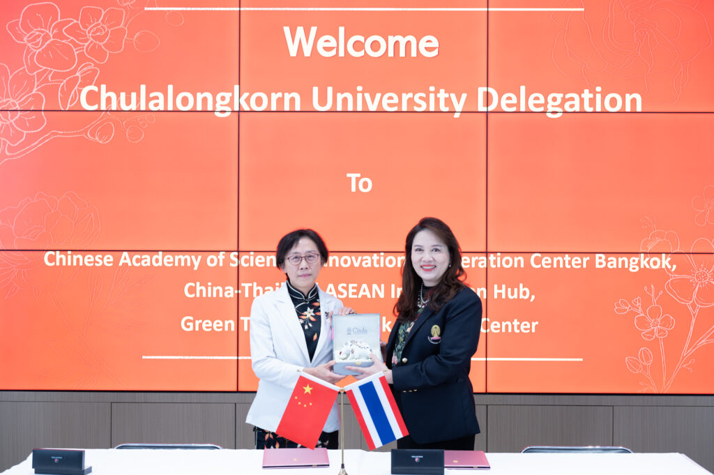 Dr. Jiang Biao, Director of CAS-ICCB (left) and Prof. Dr. Pornanong Aramwit, Acting Vice President for Research and Innovation, and Acting Dean, Faculty of Pharmaceutical Sciences, Chulalongkorn University (right)