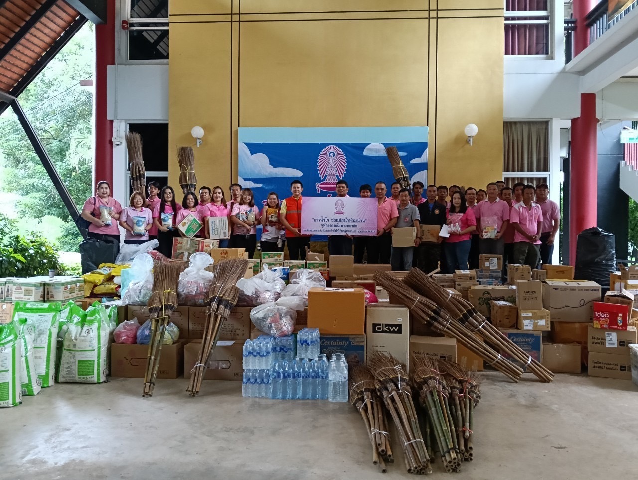 Chulalongkorn University has provided relief through donations to help flood victims in Nan Province. The Centre of Learning Network for Region (CLNR), Chulalongkorn University, has delivered items purchased with donations through the account set up for receiving contributions for flood victims in Nan, 