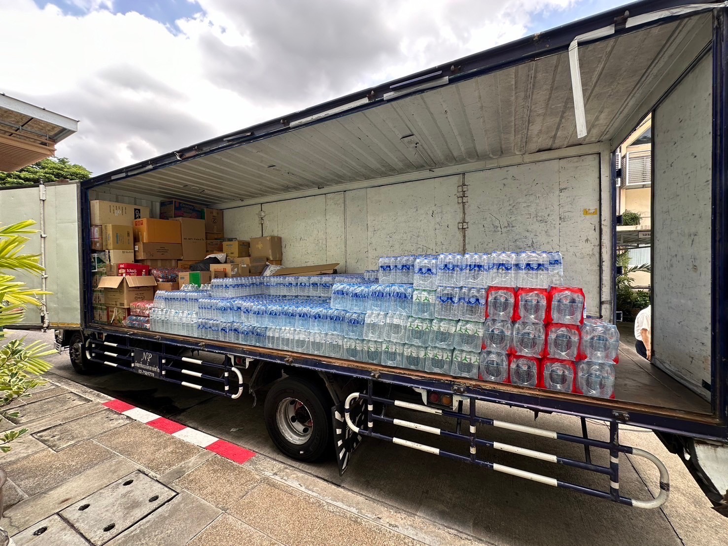 Chulalongkorn University has provided relief through donations to help flood victims in Nan Province. The Centre of Learning Network for Region (CLNR), Chulalongkorn University, has delivered items purchased with donations through the account set up for receiving contributions for flood victims in Nan, 