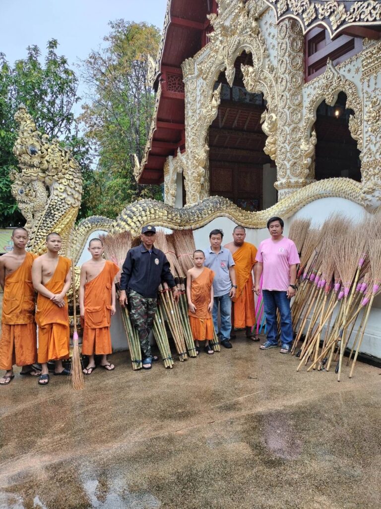 Chulalongkorn University has provided relief through donations to help flood victims in Nan Province. The Centre of Learning Network for Region (CLNR), Chulalongkorn University, has delivered items purchased with donations through the account set up for receiving contributions for flood victims in Nan,