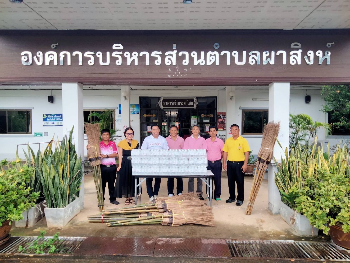 Chulalongkorn University has provided relief through donations to help flood victims in Nan Province. The Centre of Learning Network for Region (CLNR), Chulalongkorn University, has delivered items purchased with donations through the account set up for receiving contributions for flood victims in Nan, 