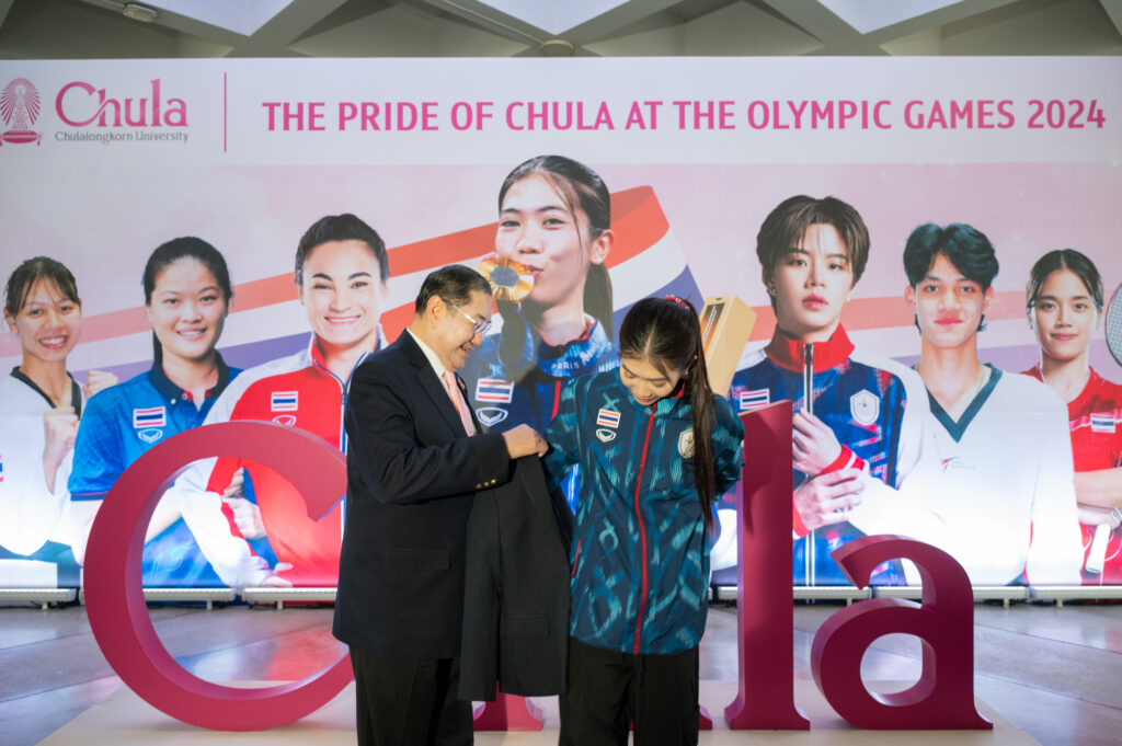 Panipak Wongpattanakit, Alumna, Faculty of Sports Science, Chulalongkorn University and Professor Emeritus Dr. Surakiart Sathirathai, Chairman, Chulalongkorn University Council