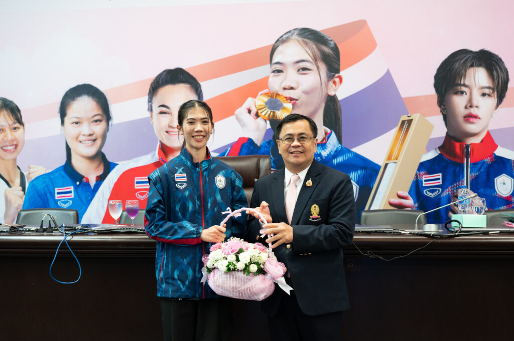 Panipak Wongpattanakit, Alumna, Faculty of Sports Science, Chulalongkorn University (left) and 
Professor Dr. Wilert Puriwat, Acting President, Chulalongkorn University (right)