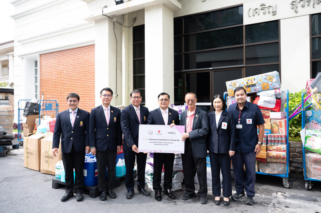 Chula Administrators Hand Over Relief Items to the Thai Red Cross Society to Help Flood Victims