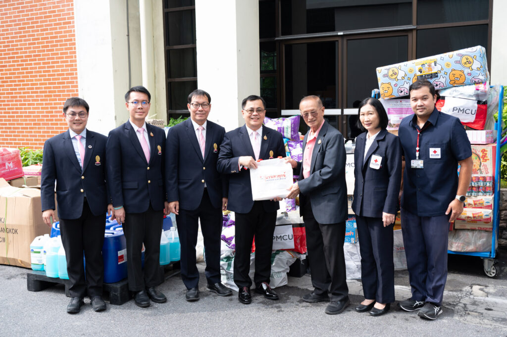 Chula Administrators Hand Over Relief Items to the Thai Red Cross Society to Help Flood Victims