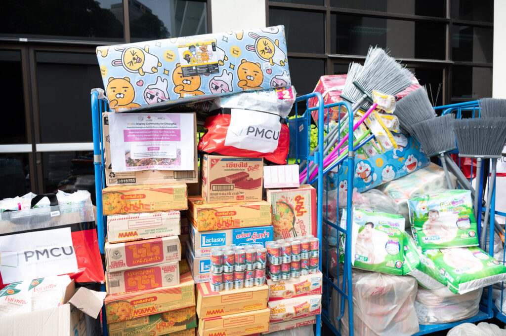 Chula Administrators Hand Over Relief Items to the Thai Red Cross Society to Help Flood Victims