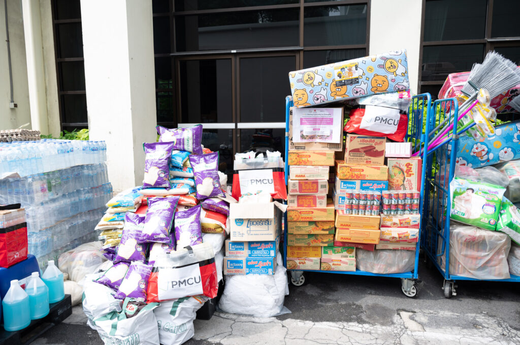 Chula Administrators Hand Over Relief Items to the Thai Red Cross Society to Help Flood Victims