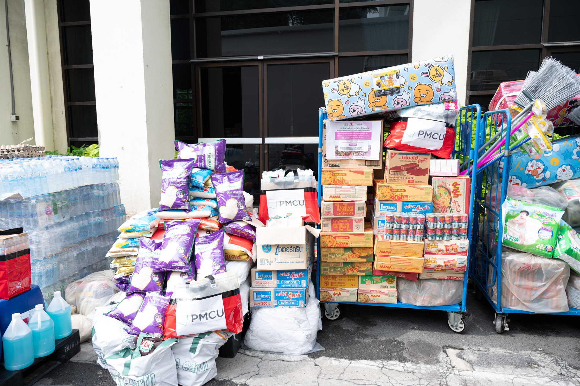 Chula Administrators Hand Over Relief Items to the Thai Red Cross Society to Help Flood Victims 