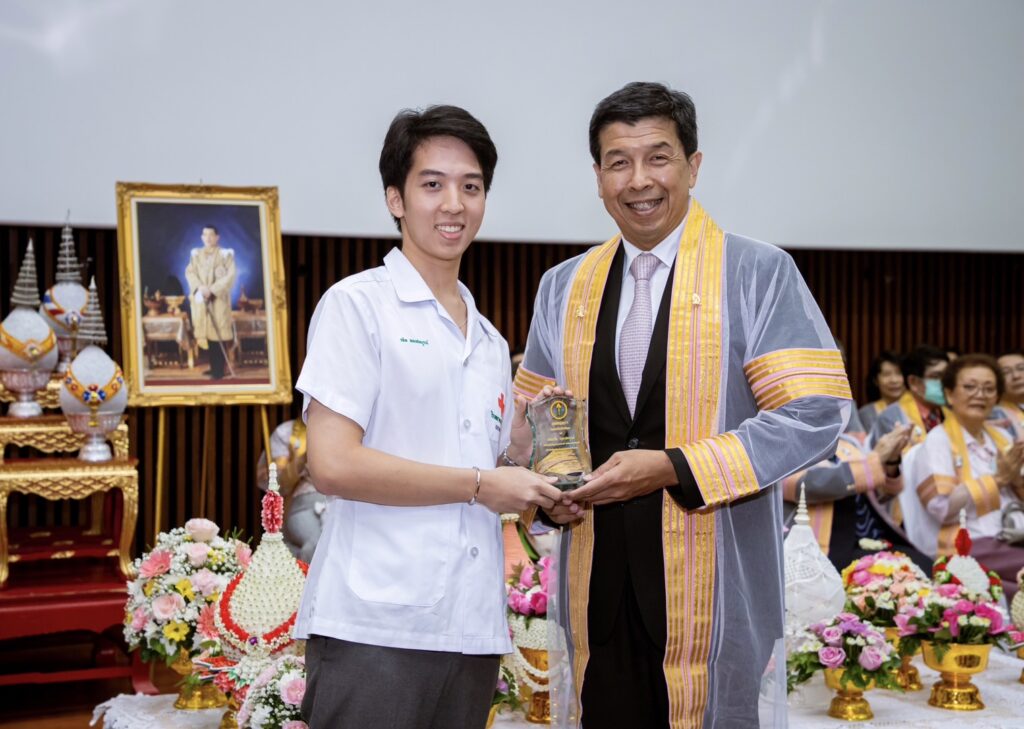 Rahat Longsomboon and 
Associate Prof. Dr. Chanchai Sittipunt, Dean, Faculty of Medicine