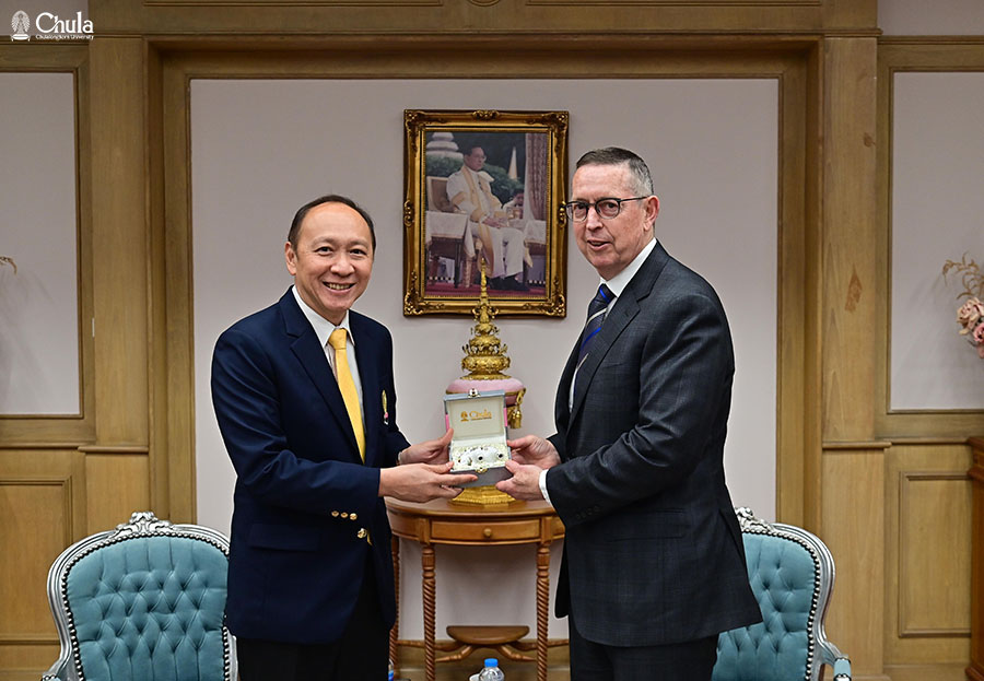 Dr. Ram Piyaket, Director, Office of International Affairs and Global Network, Chulalongkorn University (left) and Prof. Neil Quigley, Vice Chancellor, University of Waikato, New Zealand (right)