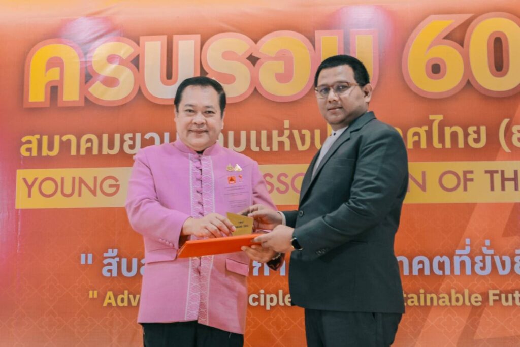 Pol. Col. Tawee Sodsong, Minister of Justice and Prime Minister's Representative (left) and 
Mr. Pitak Admareh, Assistant Director, Halal Science Center, Chulalongkorn University (right)