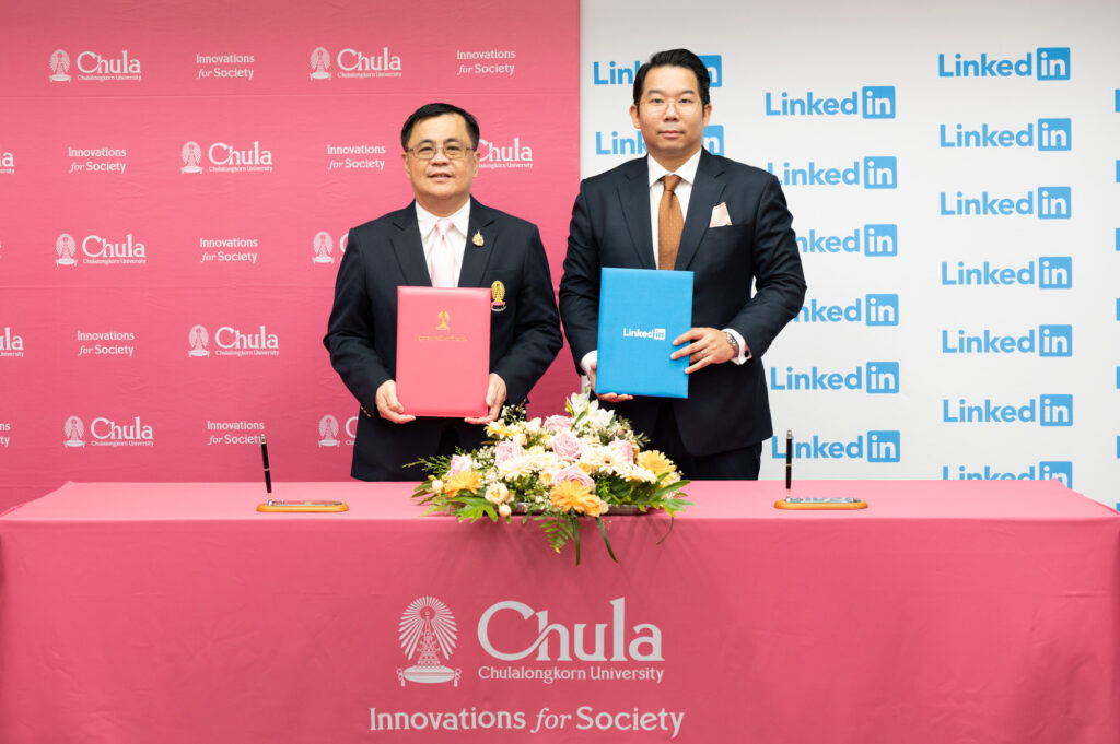 Prof. Dr. Wilert Puriwat, President, Chulalongkorn University (left)
and Mr. Phattharaset Noonpakdee, Country Lead of LinkedIn, Thailand (right)