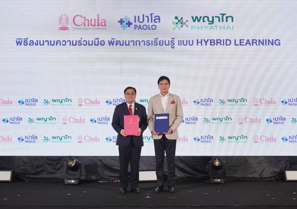 Prof. Dr. Wilert Puriwat, President, Chulalongkorn University (left) and
Mr. Att Thongtang, Chairman of the Executive Board, Phyathai-Paolo Hospital Group (right)