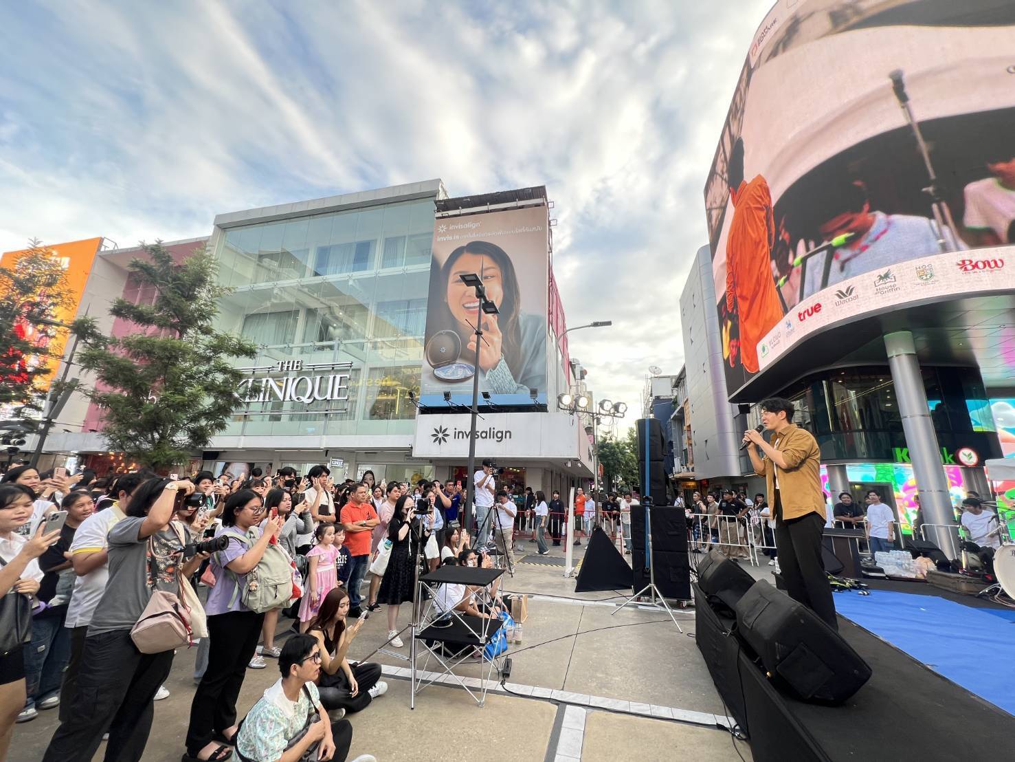 PMCU Teams Up with "Artists Unite for Charity" for "Water Recedes, Friends Emerge" Concert to Support Northern Thailand Flood Victims @Siam Square Walking Street 