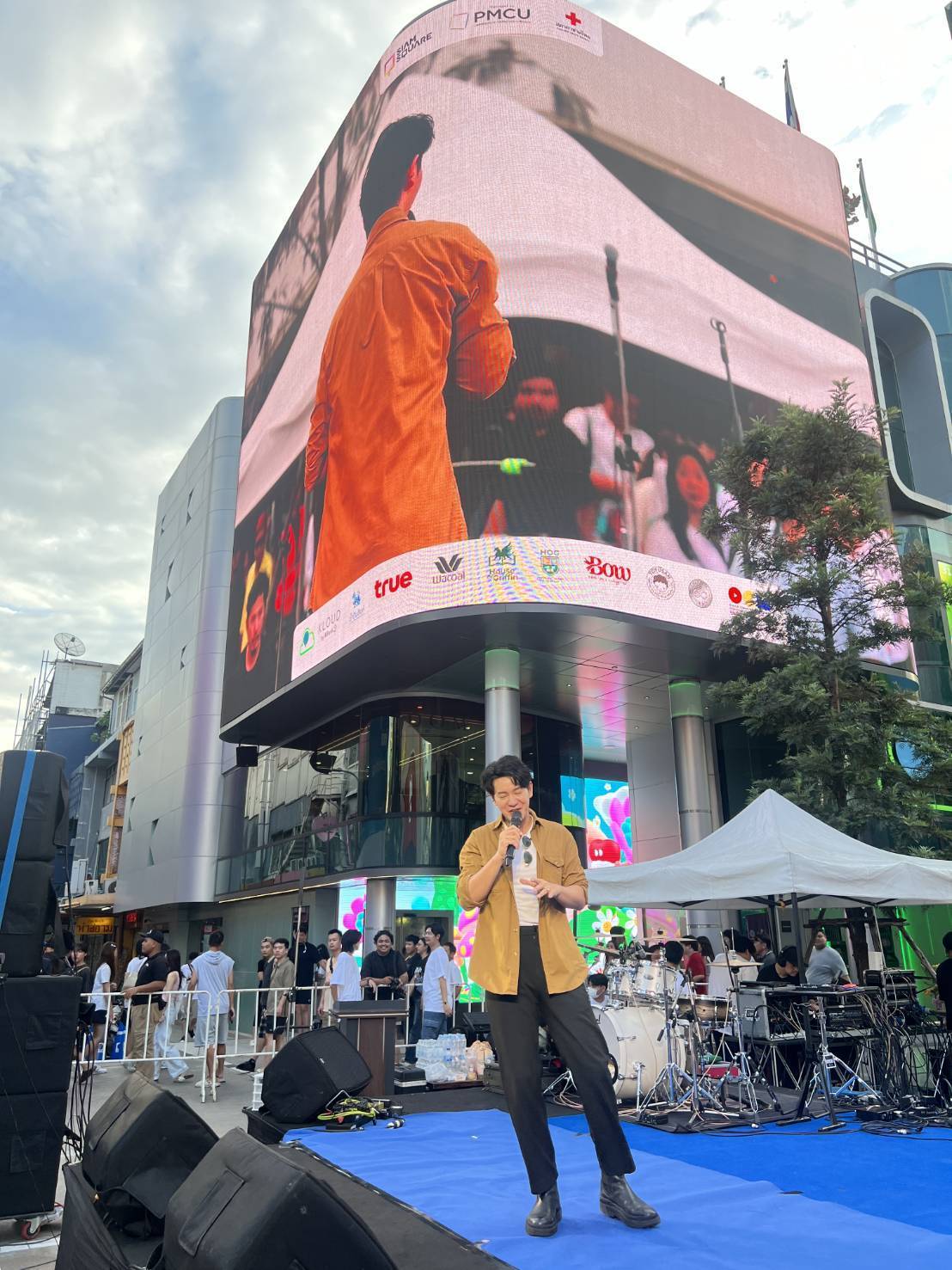 PMCU Teams Up with "Artists Unite for Charity" for "Water Recedes, Friends Emerge" Concert to Support Northern Thailand Flood Victims @Siam Square Walking Street 