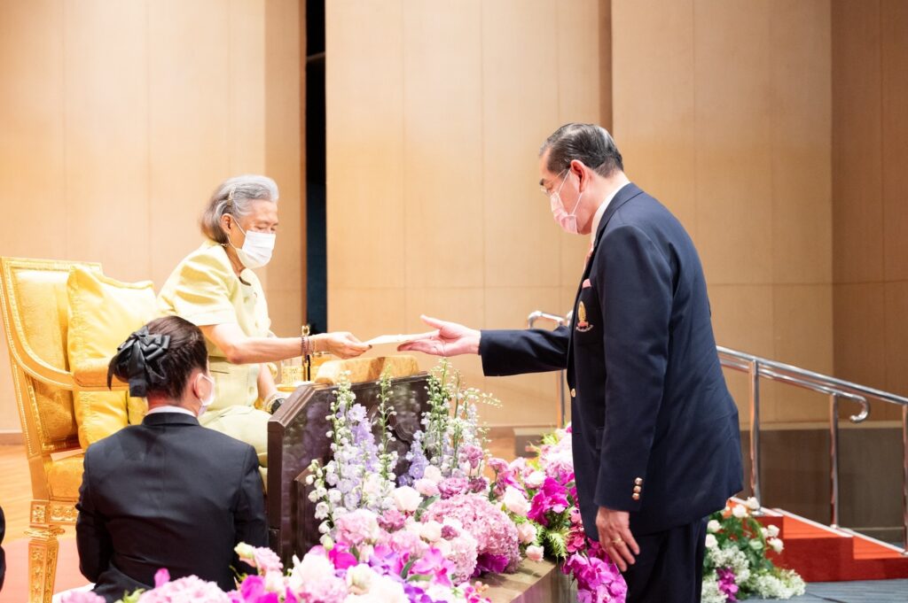 Princess Maha Chakri Sirindhorn Presents Certificates to Vela Course Graduates, Class 1 and 2