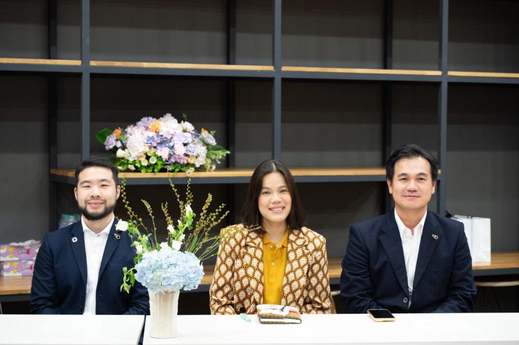 (From left to right) Dr. Ronnakorn Vaiyavuth, Deputy Executive Director, Innovation and Commercialization, CSII, Prof. Dr. Suchada Sukrong, Executive Director, CSII, Chulalongkorn University Miss Saisunee Hanprathueangsil, Head, Digital and Innovation Group, BAY, and Mr. Rottapron Ekabutr, Executive Vice President, Head of Consumer Digital Solution Division