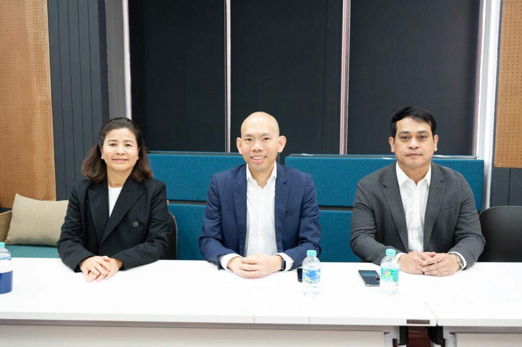 (From left to right) Dr. Ronnakorn Vaiyavuth, Deputy Executive Director, Innovation and Commercialization, CSII, Prof. Dr. Suchada Sukrong, Executive Director, CSII, Chulalongkorn University Miss Saisunee Hanprathueangsil, Head, Digital and Innovation Group, BAY, and Mr. Rottapron Ekabutr, Executive Vice President, Head of Consumer Digital Solution Division