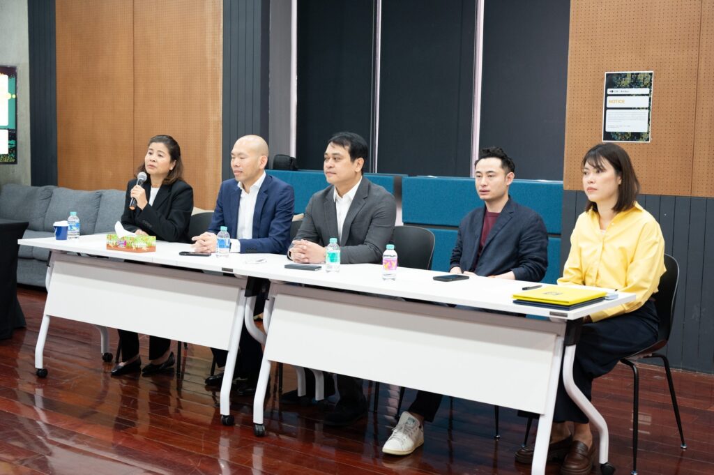 (From left to right) Dr. Ronnakorn Vaiyavuth, Deputy Executive Director, Innovation and Commercialization, CSII, Prof. Dr. Suchada Sukrong, Executive Director, CSII, Chulalongkorn University Miss Saisunee Hanprathueangsil, Head, Digital and Innovation Group, BAY, and Mr. Rottapron Ekabutr, Executive Vice President, Head of Consumer Digital Solution Division