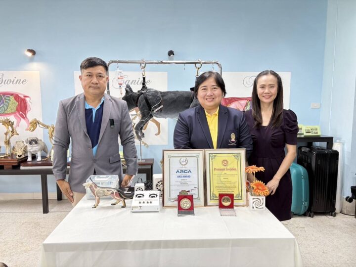 Assist. Prof. Dr. Pawana Chuesiri, (middle) Mr. Pakdee Sudthanom,(left) Mrs. Jantima Intarapanya (right) from the Faculty of Veterinary Science, Chulalongkorn University