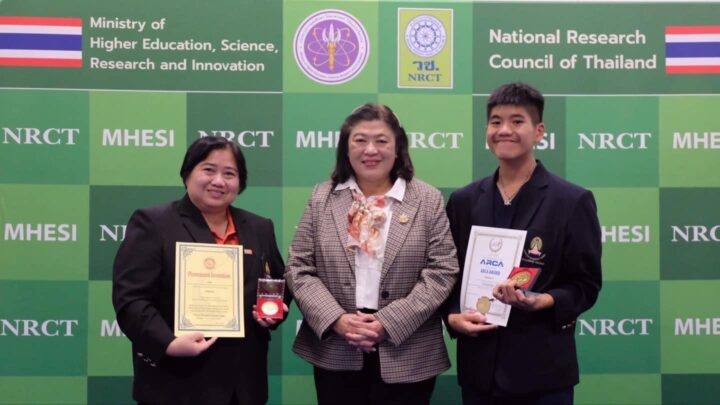 Assist. Prof. Dr. Pawana Chuesiriand, Faculty of Veterinary Science (left) &
 Mr. Krittayach Chuesiri, Student, Chulalongkorn University Demonstration School (right)