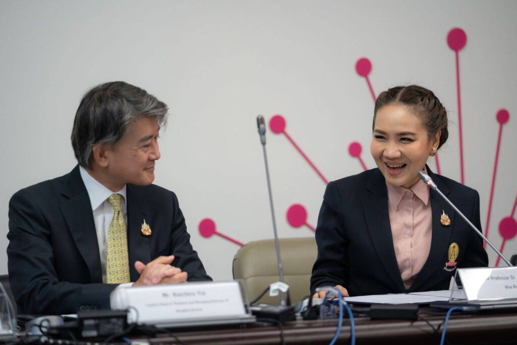 Mr. Yui Koichiro, Country Head of Thailand and Managing Director of SMBC’s Bangkok Branch (left)
 and Associate Professor Dr. Sukanya Sompiboon, Vice President, Chulalongkorn University (right)