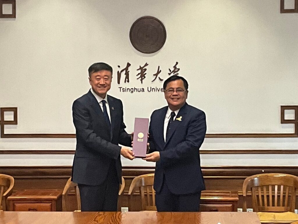 Prof. Yang Bin, Vice President for International Affairs, Tsinghua University (left) and 
Professor Dr. Wilert Puriwat, President, Chulalongkorn University (right)