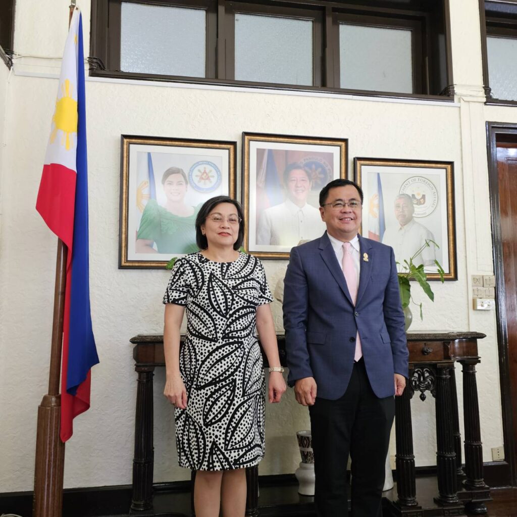 Her Excellency Mrs. Millicent Cruz-Paredes, Ambassador Extraordinary to Thailand (left) and 
Prof. Dr. Wilert Puriwat, President, Chulalongkorn University (right)