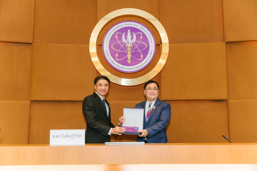 Professor Dr. Wilert Puriwat
President, Chulalongkorn University (right)